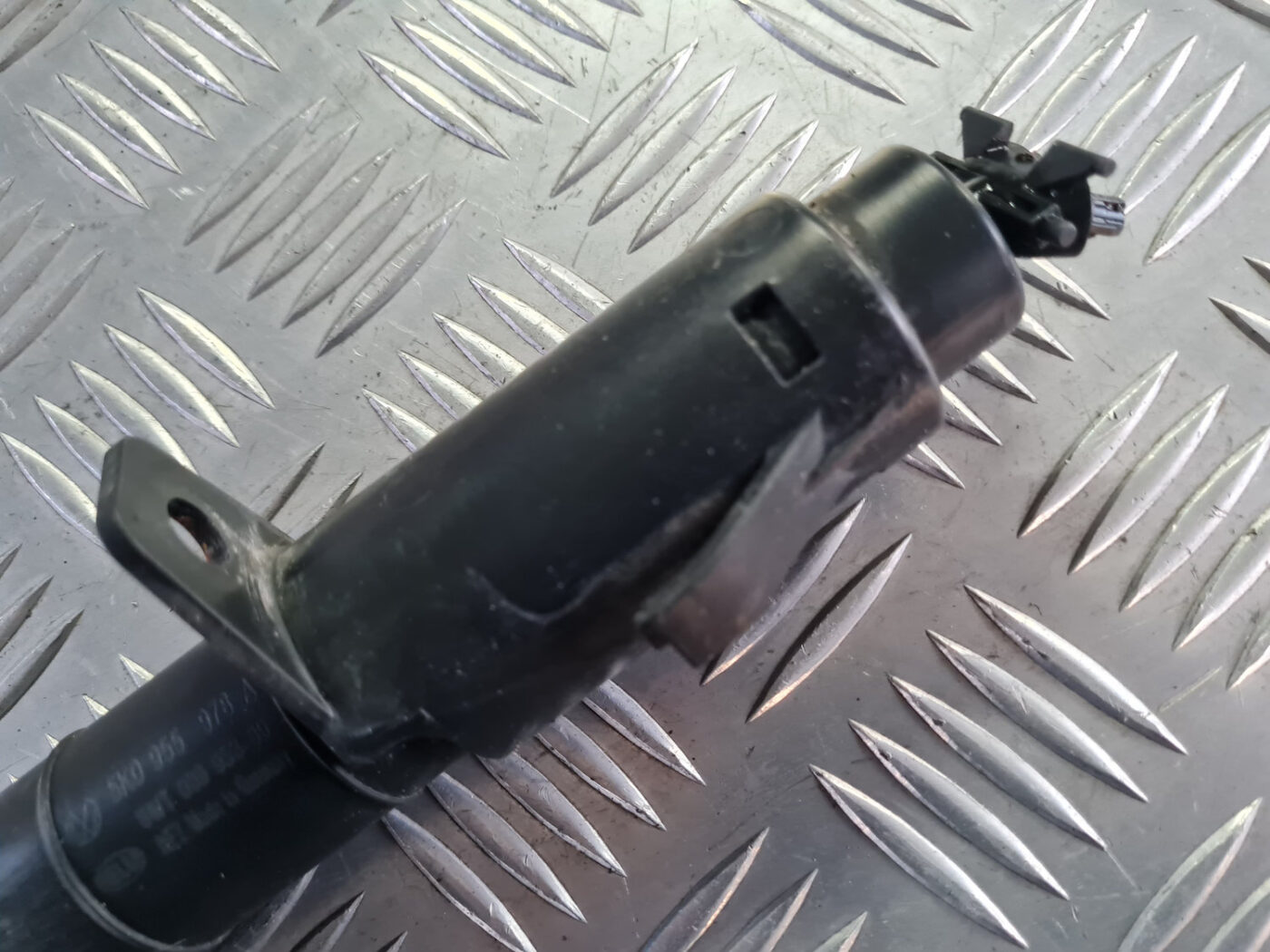 Lukturu mazgātāja sprausla priekš VW GOLF 6 2011 6 Lukturu mazgātāja sprausla priekš VW GOLF 6 2011