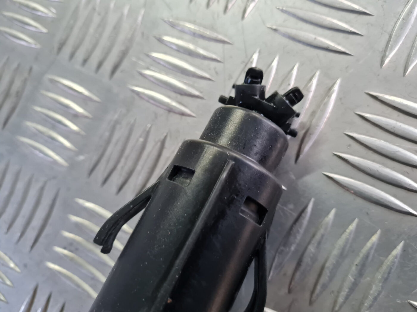 Lukturu mazgātāja sprausla priekš VW GOLF 6 2011 5 Lukturu mazgātāja sprausla priekš VW GOLF 6 2011