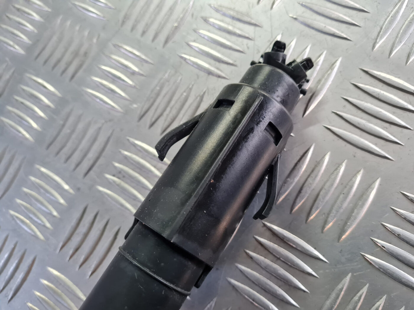 Lukturu mazgātāja sprausla priekš VW GOLF 6 2011 4 Lukturu mazgātāja sprausla priekš VW GOLF 6 2011