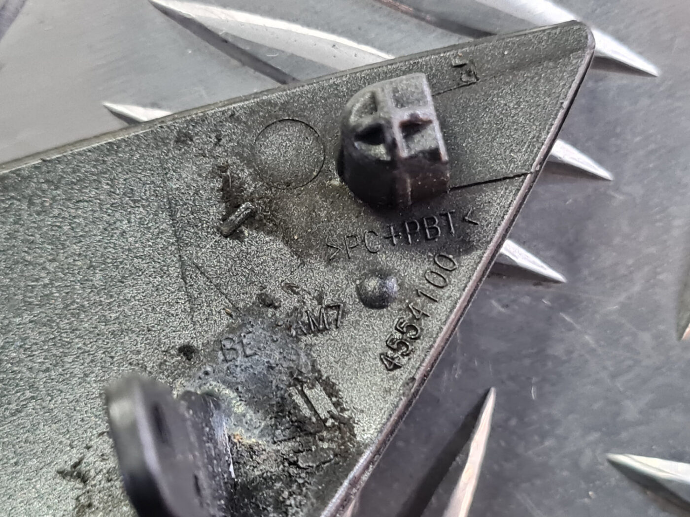 Lukturu mazgātāja sprauslas vāks priekš VW GOLF 6 2011 3 Lukturu mazgātāja sprauslas vāks priekš VW GOLF 6 2011