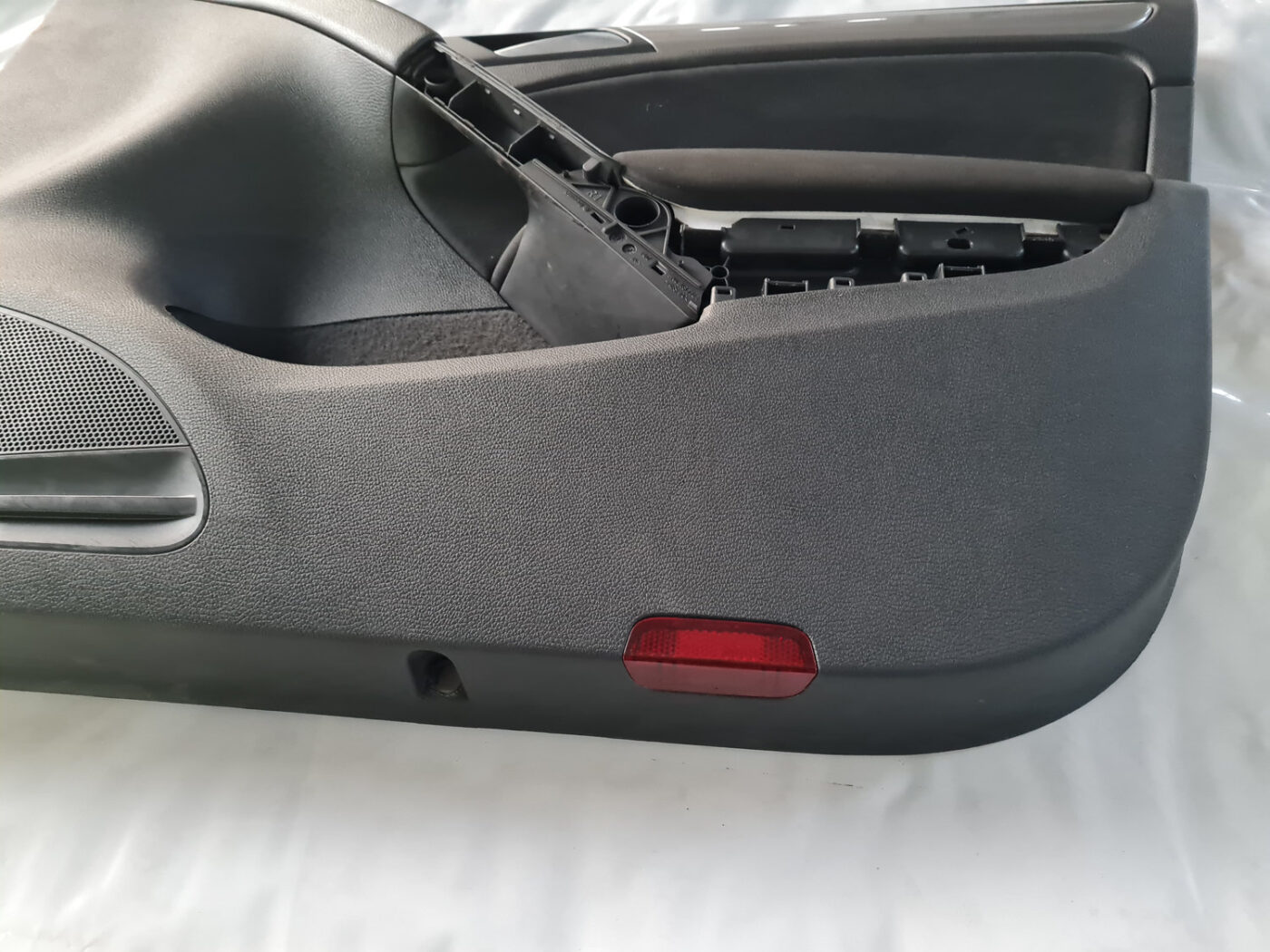 Priekšējo labo durvju apdare priekš VW GOLF 6 2011 2 Priekšējo labo durvju apdare priekš VW GOLF 6 2011