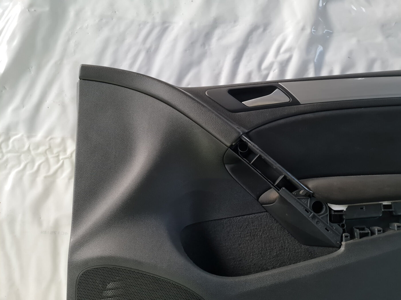 Priekšējo labo durvju apdare priekš VW GOLF 6 2011 9 Priekšējo labo durvju apdare priekš VW GOLF 6 2011