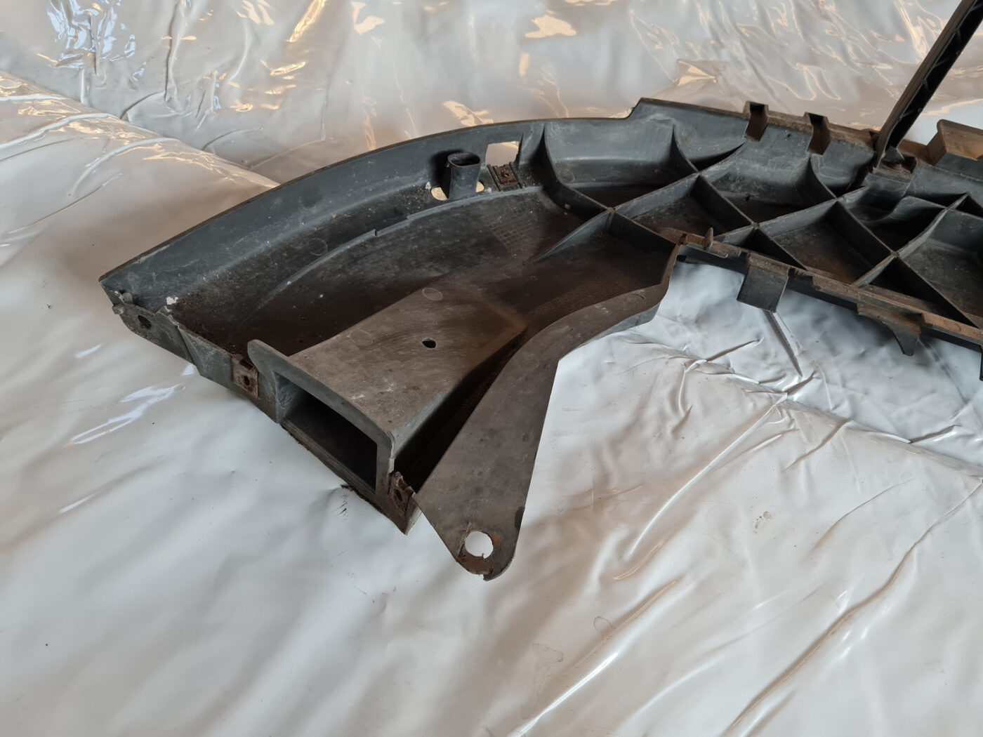 Priekšēja bufera aizsargs priekš VOLVO C30 2009 2 Priekšēja bufera aizsargs priekš VOLVO C30 2009