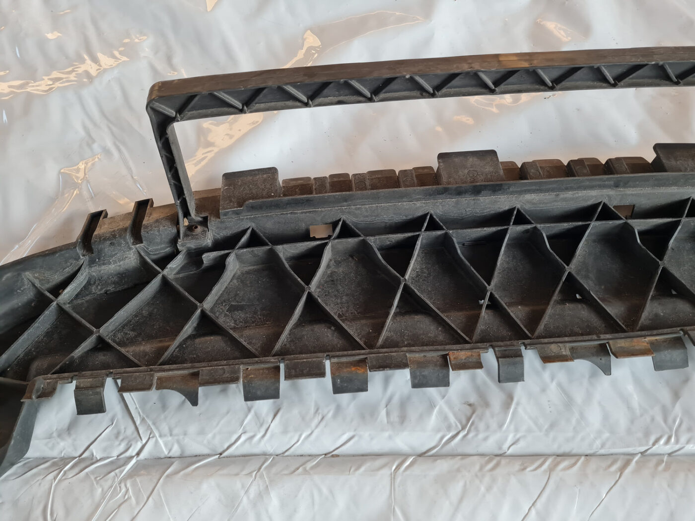 Priekšēja bufera aizsargs priekš VOLVO C30 2009 12 Priekšēja bufera aizsargs priekš VOLVO C30 2009