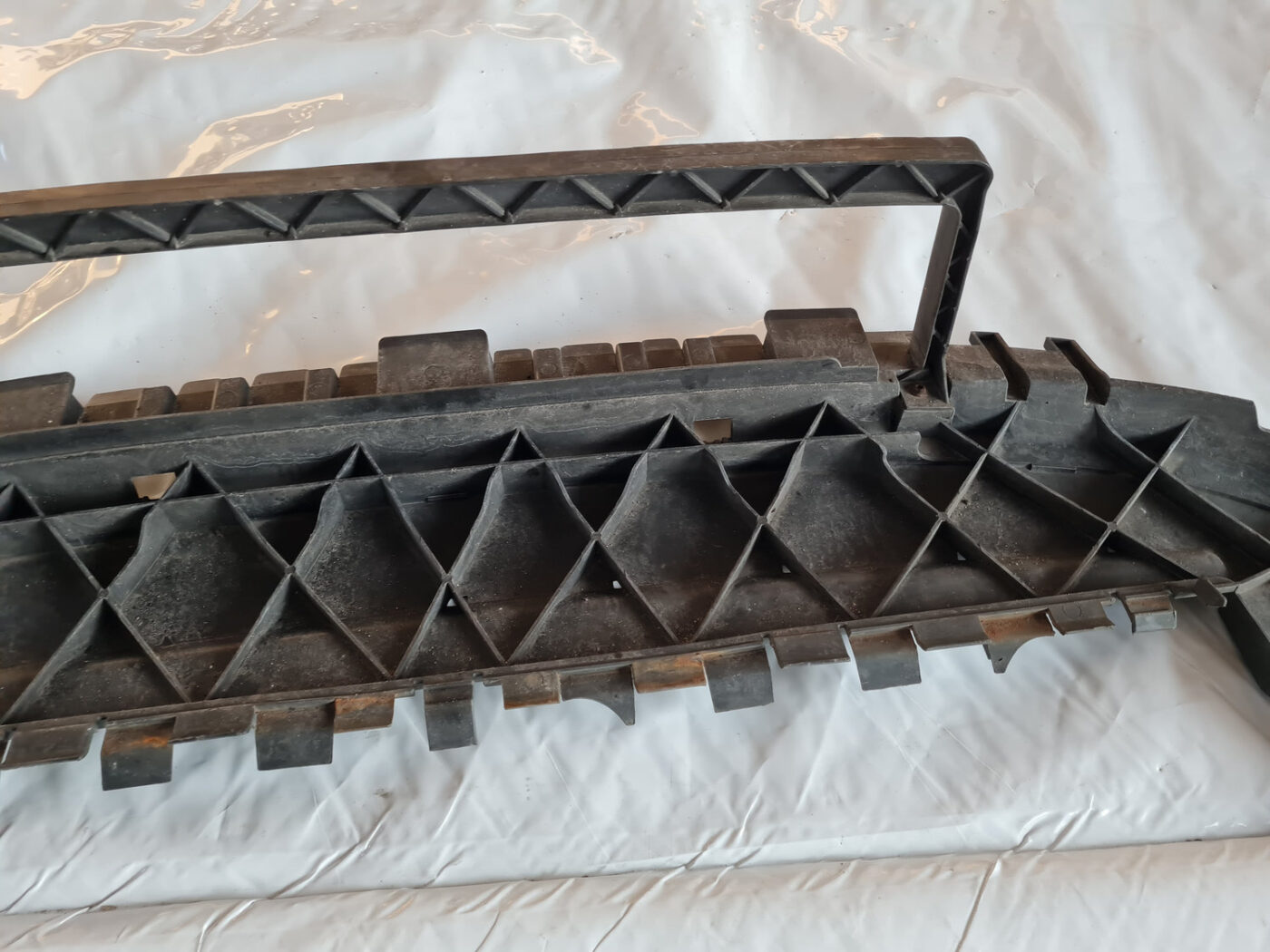 Priekšēja bufera aizsargs priekš VOLVO C30 2009 11 Priekšēja bufera aizsargs priekš VOLVO C30 2009