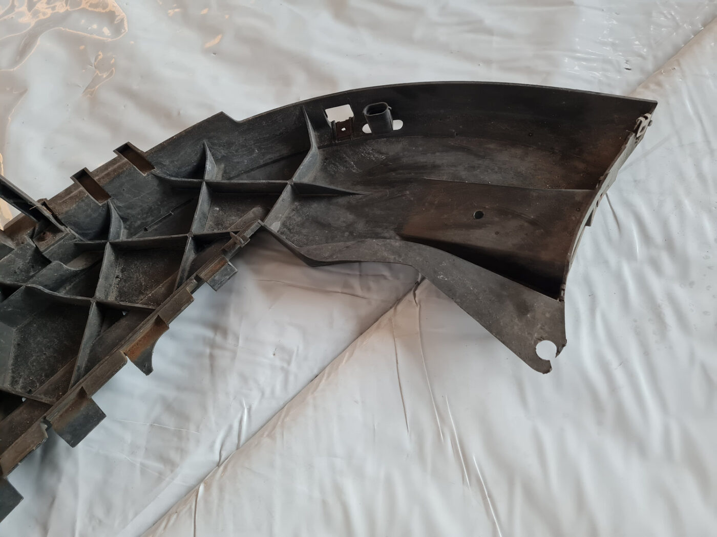 Priekšēja bufera aizsargs priekš VOLVO C30 2009 10 Priekšēja bufera aizsargs priekš VOLVO C30 2009