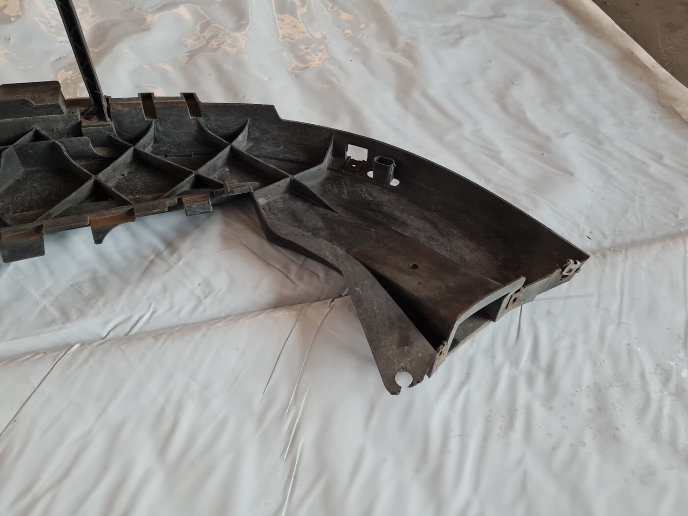 Priekšēja bufera aizsargs priekš VOLVO C30 2009 9 Priekšēja bufera aizsargs priekš VOLVO C30 2009