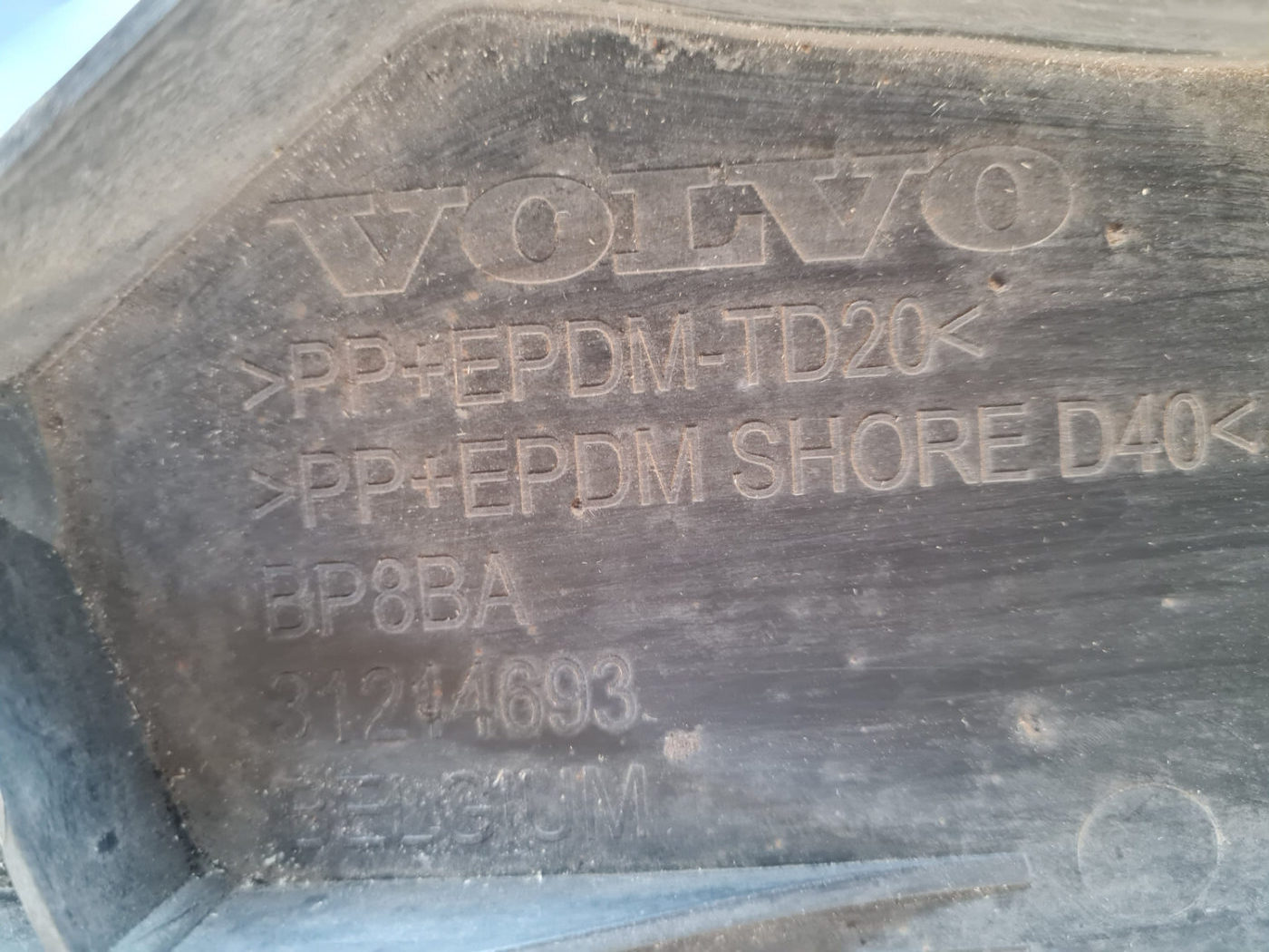 Priekšēja bufera aizsargs priekš VOLVO C30 2009 8 Priekšēja bufera aizsargs priekš VOLVO C30 2009